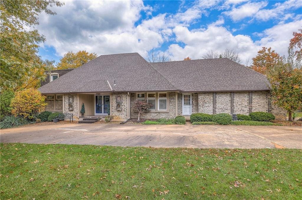 view of front of property with a front lawn