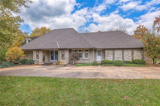 view of front of property with a front lawn