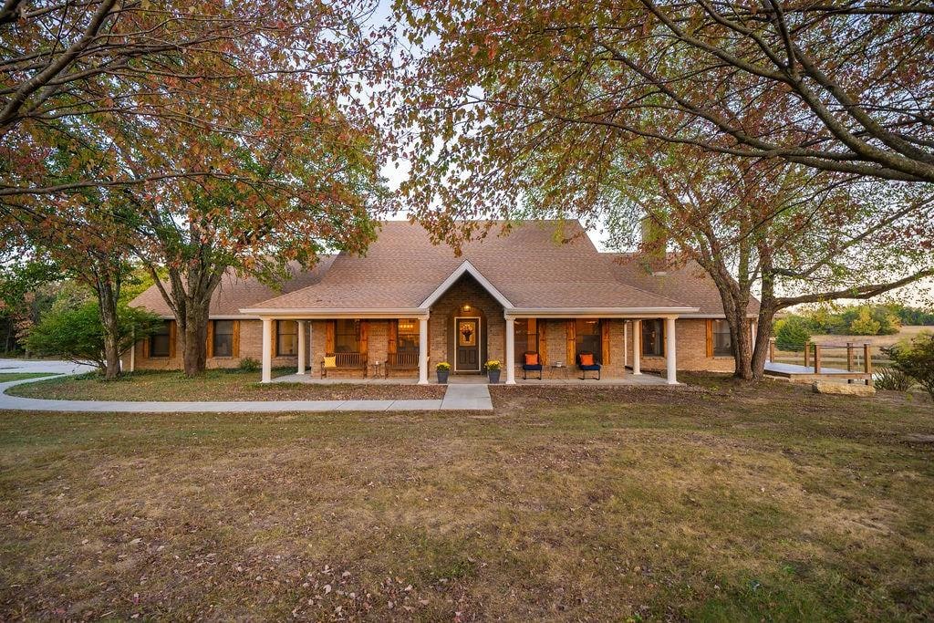 view of front of property with a front yard and covered porch