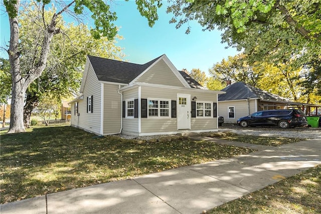 view of front of property featuring a front lawn