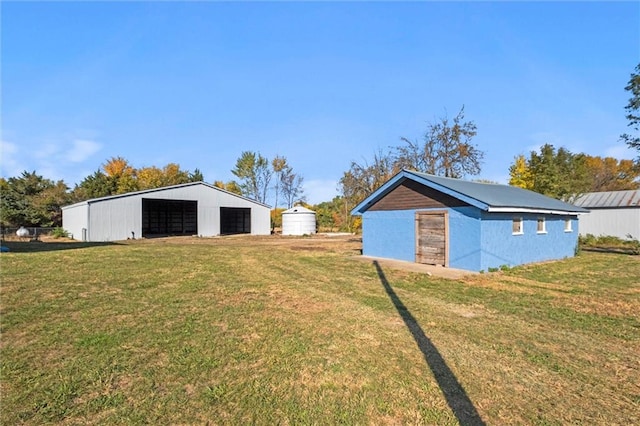 view of yard with an outbuilding