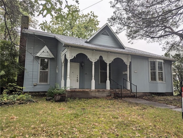 view of front of house featuring covered porch and a front yard