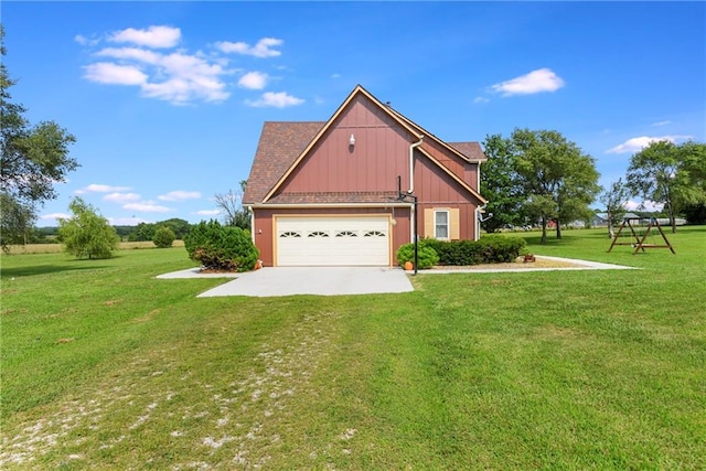 view of front of home featuring a front lawn and a garage