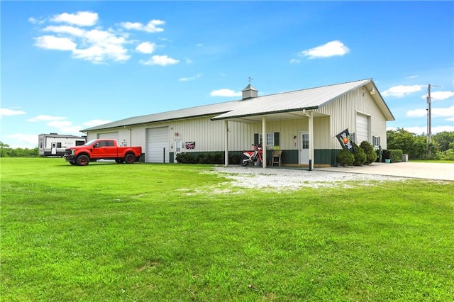 back of house featuring a lawn