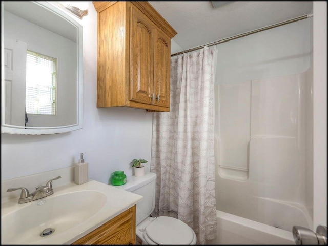 full bathroom featuring toilet, vanity, and shower / tub combo with curtain