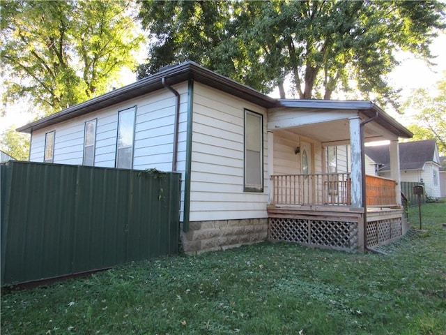 view of side of property featuring a yard