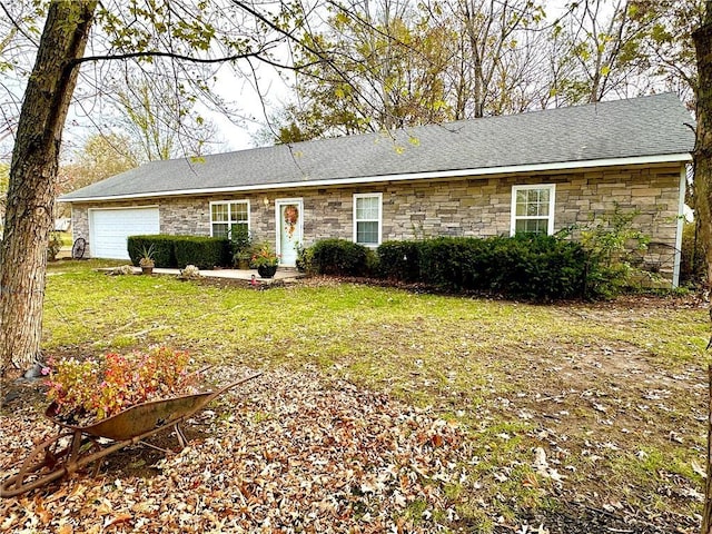 ranch-style home with roof with shingles, an attached garage, and a front yard