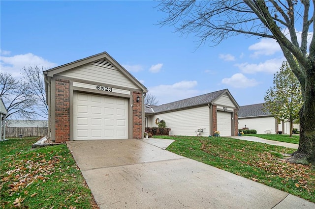 view of front of property featuring a front lawn