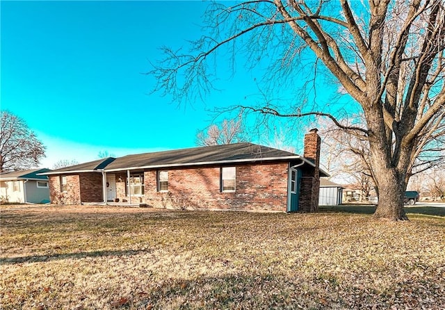 ranch-style home featuring a front yard