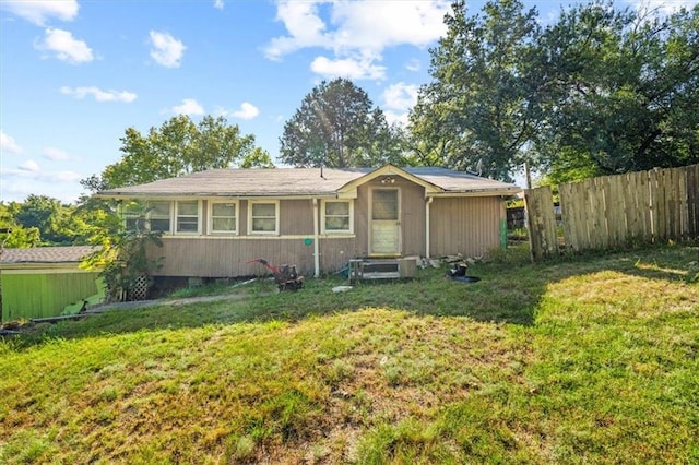 single story home with a front lawn