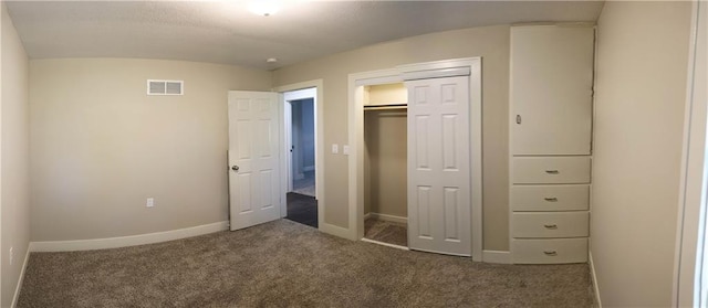 unfurnished bedroom with carpet flooring and a closet