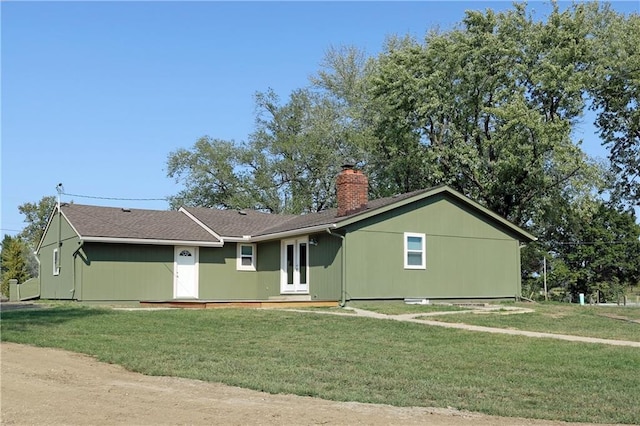 view of front of house featuring a front lawn