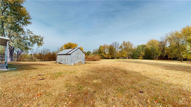 view of yard with an outdoor structure