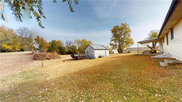 view of yard with a storage shed