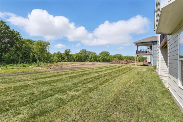 view of green lawn featuring a view of rural / pastoral area