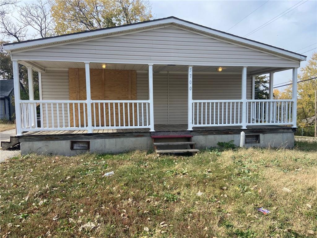 view of front facade featuring a front yard and a porch