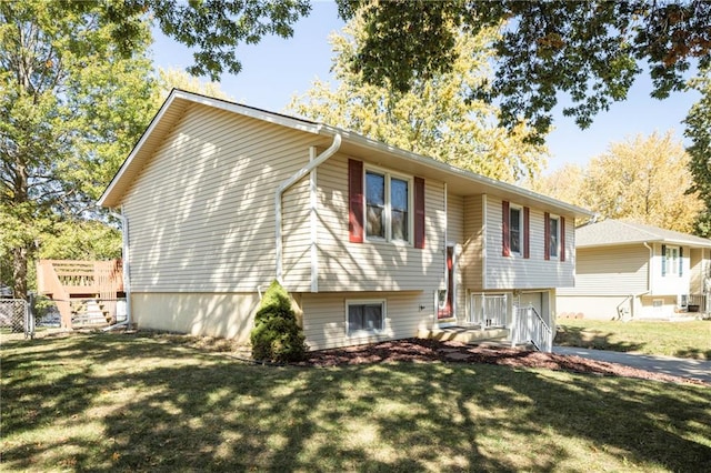 view of front of property featuring a front yard