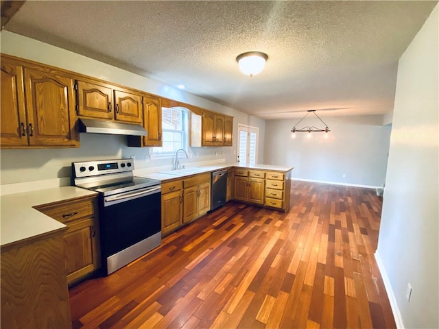 kitchen with kitchen peninsula, appliances with stainless steel finishes, a textured ceiling, dark hardwood / wood-style floors, and decorative light fixtures