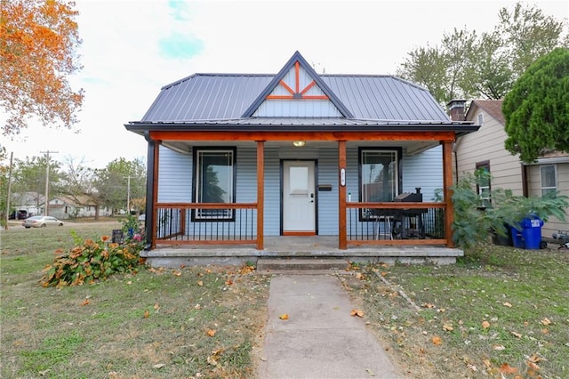 view of front of house featuring a porch and a front yard