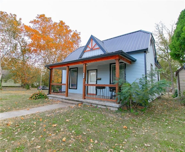 view of front of house with a front lawn and covered porch