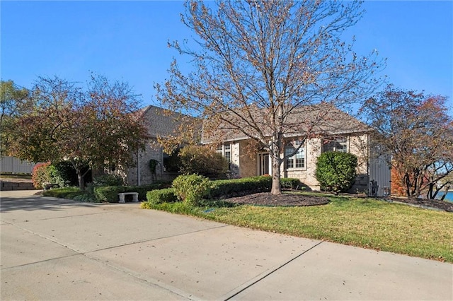 view of front facade with a front yard