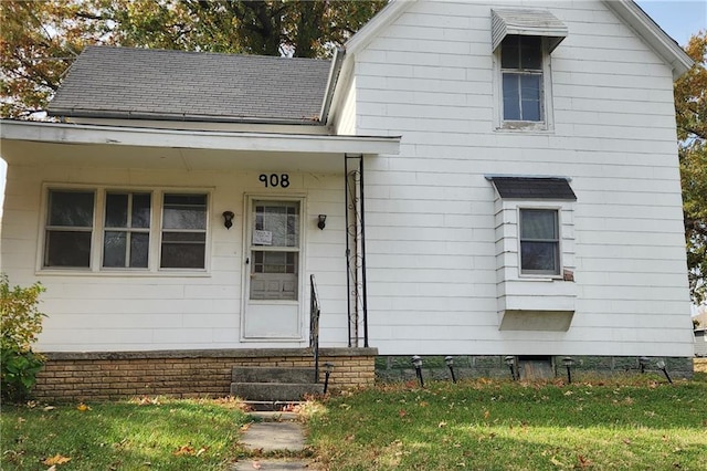 view of front of house featuring a front yard