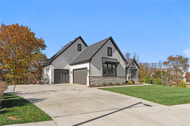 view of front facade featuring a garage and a front lawn