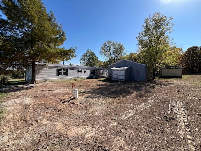 view of yard featuring a storage shed