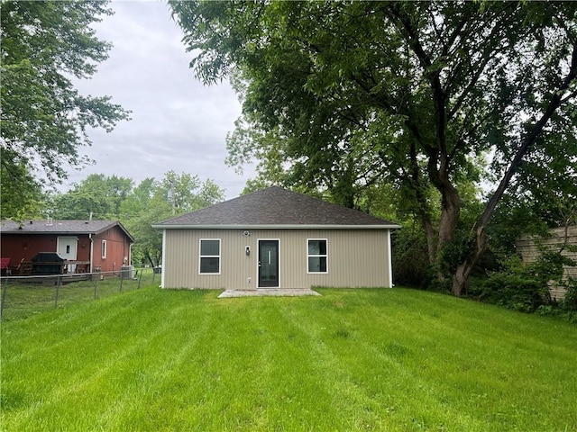 1849 Oneida St, Lexington, MO 64067 - rear view of house featuring a shingled roof