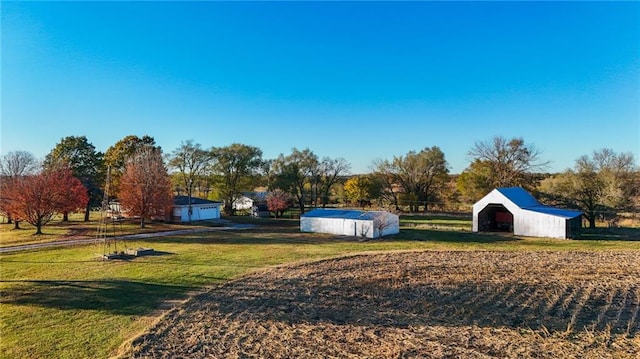 view of yard featuring an outbuilding