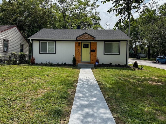 view of front of property featuring a front lawn