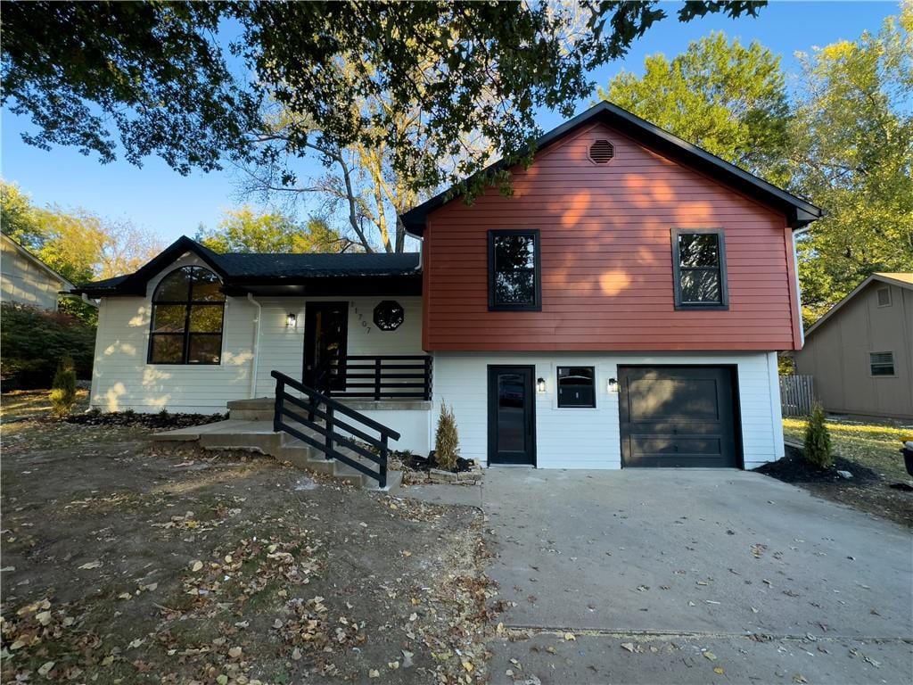 view of front facade featuring a garage