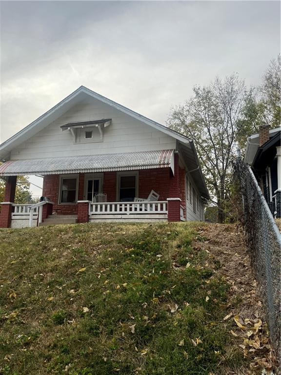 view of front facade featuring a front yard