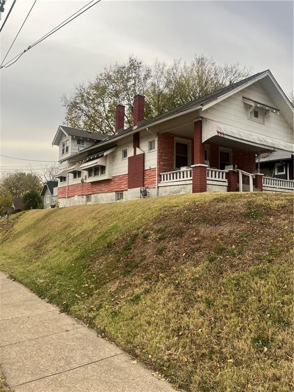 view of front of property with a front lawn