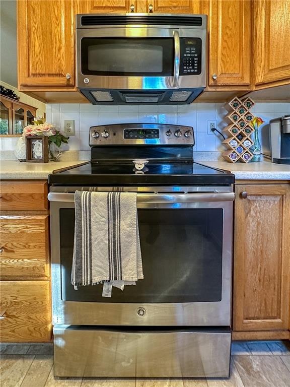 kitchen featuring decorative backsplash and stainless steel appliances