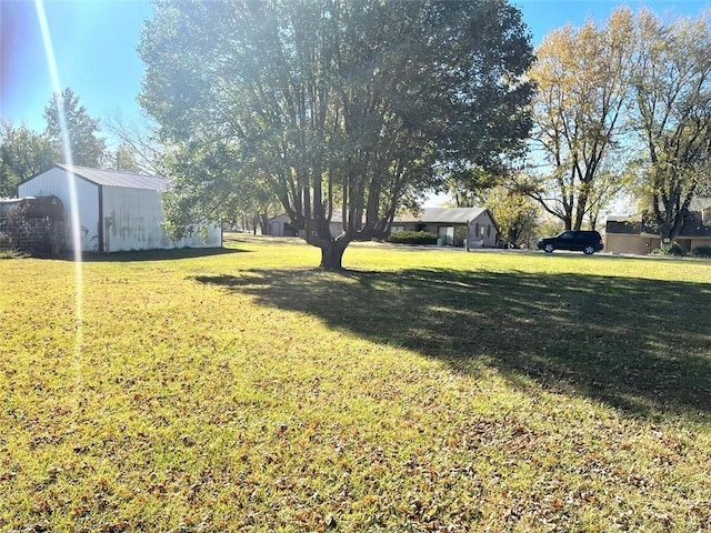 view of yard featuring an outdoor structure