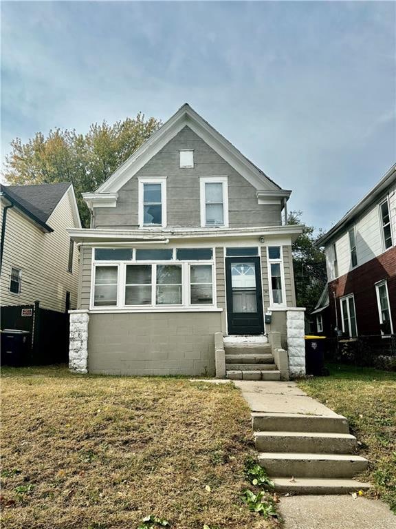 view of front of property featuring a front yard