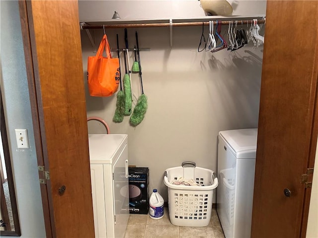 laundry area with light tile patterned floors and independent washer and dryer