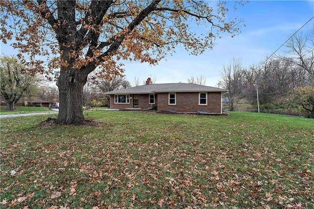 view of front of property with a front yard