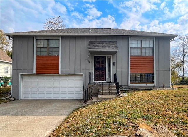 view of front facade featuring a garage and a front lawn