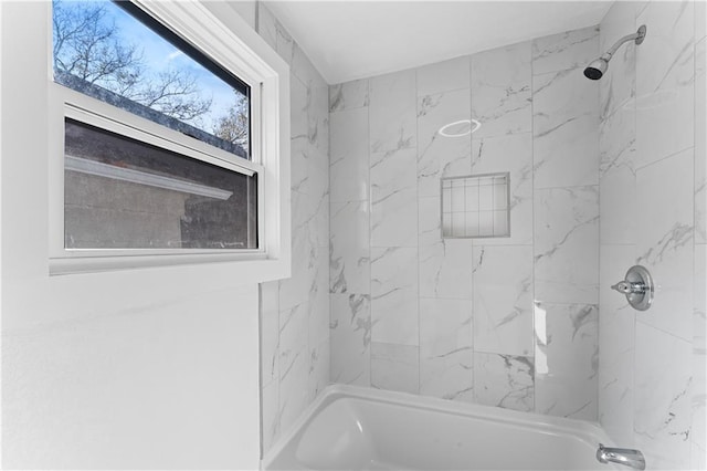 bathroom with tiled shower / bath