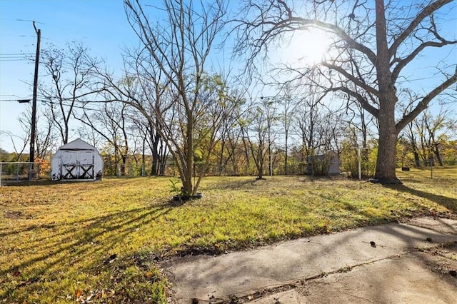 view of yard featuring an outdoor structure