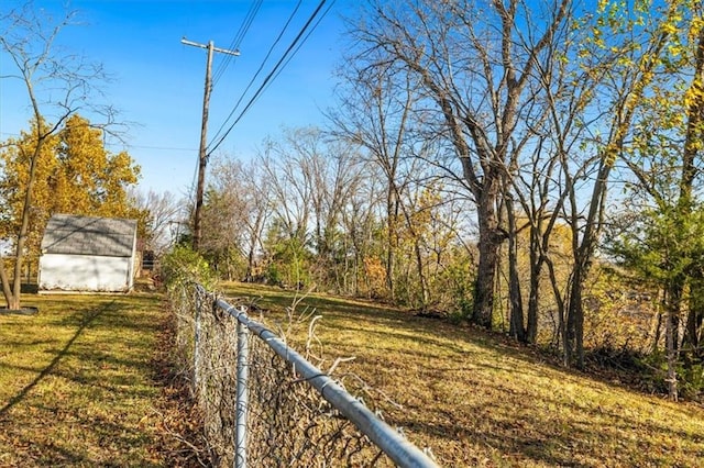 view of yard featuring an outbuilding