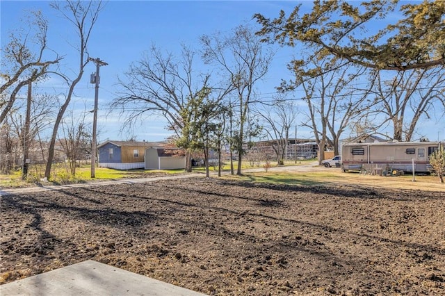 view of yard featuring a shed