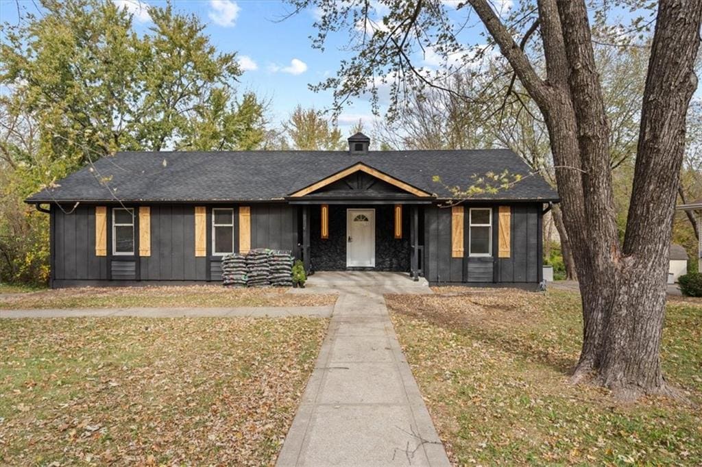 single story home with a front yard