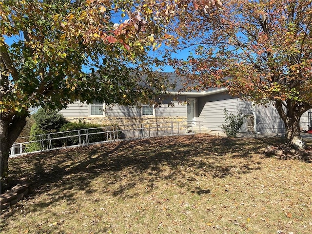 view of front facade featuring a front lawn