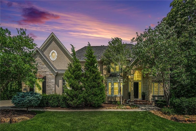 view of front of property featuring a yard