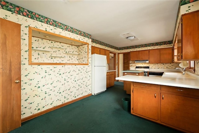 kitchen with dark colored carpet, sink, kitchen peninsula, white appliances, and range hood