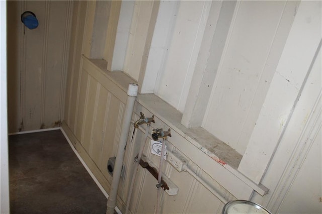 1201 W 4th St, Coffeyville, KS 67337 - detailed view of a decorative wall and concrete floors