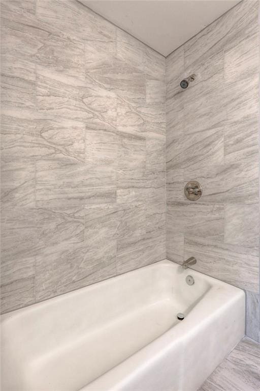 bathroom with tiled shower / bath combo